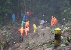 Gotong-Royong-Polisi-Bersama-TNI-dan-BPBD-Tangani-Longsor-di-Pacet-Mojokerto