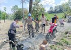 Solid,-Polisi-dan-TNI-bersama-Warga-Pasang-Bronjong-Cegah-Longsor-di-Bojonegoro