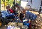 Polres-Pasuruan-Sulap-Mobil-Patroli-Jadi-Pengangkut-Air-Bersih-untuk-Warga-Terdampak-Kekeringan