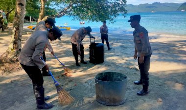 Gotong-Royong-Polres-Trenggalek-Bersihkan-Area-Pantai-Mutiara-Watulimo