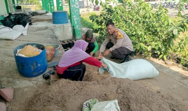 Dukung-Ketahanan-Pangan,-Polsek-Sidoarjo-Kota-Dampingi-Petani-Rawat-Jagung