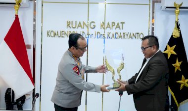 Wakapolri-Raih-Penghargaan-The-Visionary-Leader-of-National-Security,-Akademisi-Apresiasi-Reformasi-dan-Transformasi-Polri