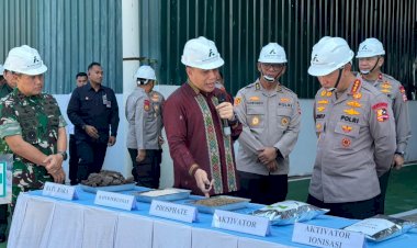 Kapolri-Tinjau-Pabrik-Pupuk-Batu-Bara-di-Kampar,-Lepas-Distribusi-80-Ton-Pupuk-untuk-Kelompok-Tani-Riau