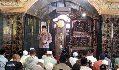 Safari-Jumat,-Kapolsek-Tarik-Silaturahmi-bersama-Warga-untuk-Saling-Peduli-Kamtibmas