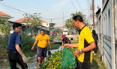 Peduli-Kelestarian-Lingkungan,-Polsek-Krian-Dukung-Aksi-Bersih-Sungai