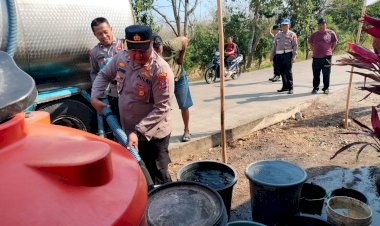 Polres-Ponorogo-Hadir-Bawa-Harapan-Saat-Kemarau-Panjang,-Salurkan-16-Ribu-Liter-Air-Bersih-untuk-Warga-Karangpatihan