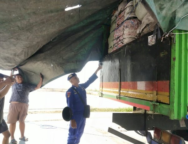 Polres Situbondo Perketat Pemeriksaan Muatan Truk di Pelabuhan Jangkar