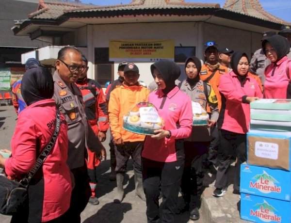 Polres Probolinggo dan Bhayangkari Salurkan Bantuan untuk Relawan Karhutla TNBTS di Bromo