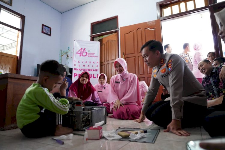 Hari Jadi YKB ke-46, Kapolres Bojonegoro Beri Hadiah Laptop Bocah Jago Perbaiki Elektronik