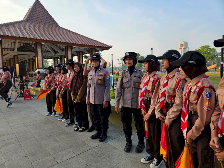 Pengamanan Humanis Polwan Polresta Sidoarjo di Car Free Day Alun-alun