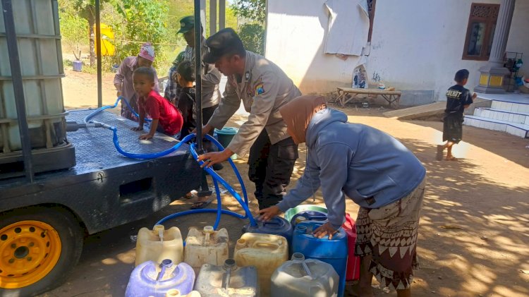 Polres Pasuruan Sulap Mobil Patroli Jadi Pengangkut Air Bersih untuk Warga Terdampak Kekeringan