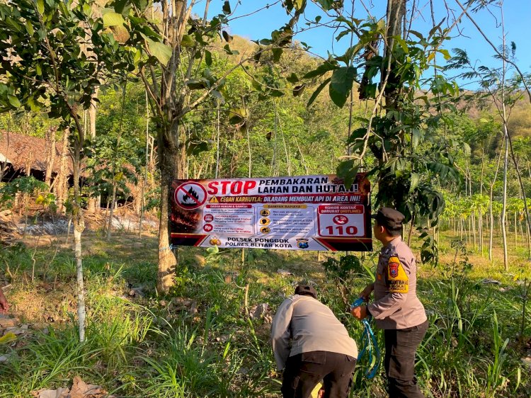 Polres Blitar Kota Edukasi Warga dan Pasang Banner Cegah Karhutla di Lereng Gunung Pegat